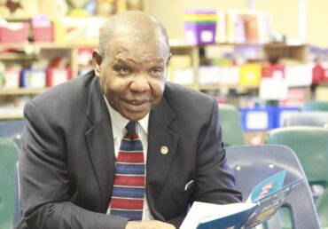 Roy Foreman reading to elementary school kids2