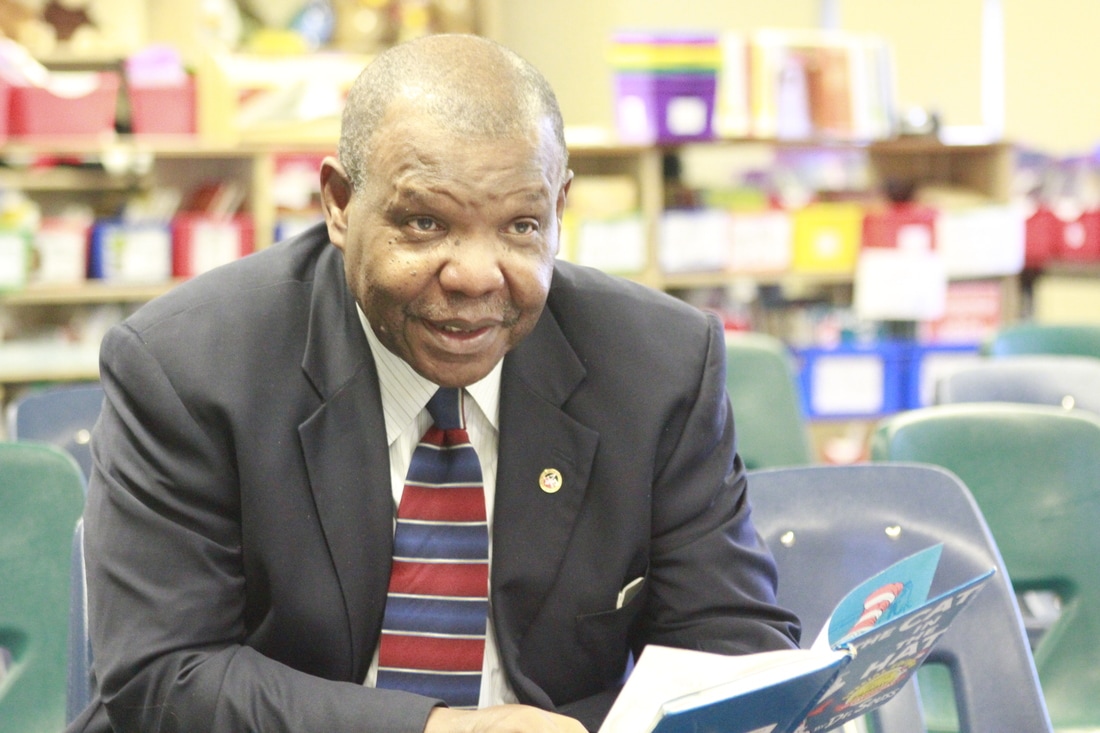 Roy Foreman reading to elementary school kids2